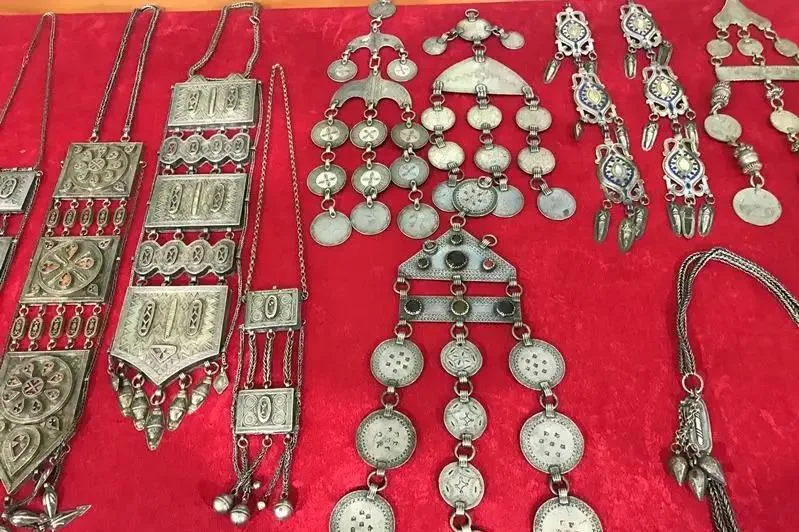 Традиционные казахские серебряные украшения